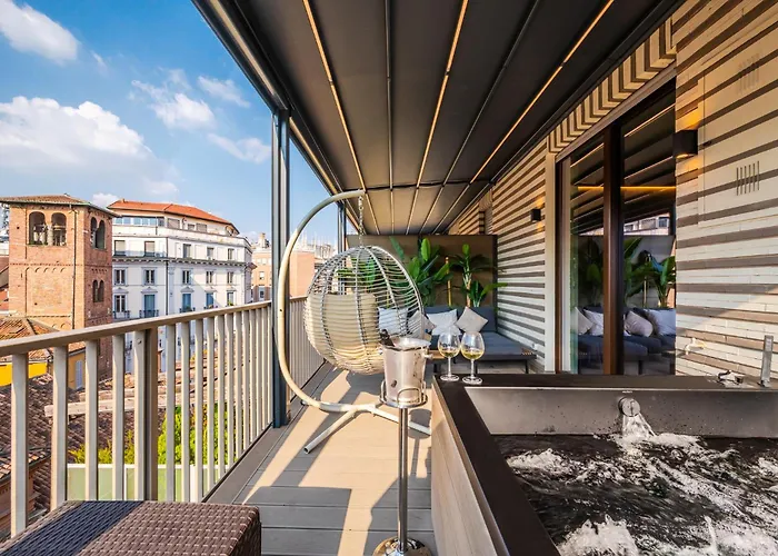 Terrazza Con Jacuzzi E Vista Iconica Sul Duomo