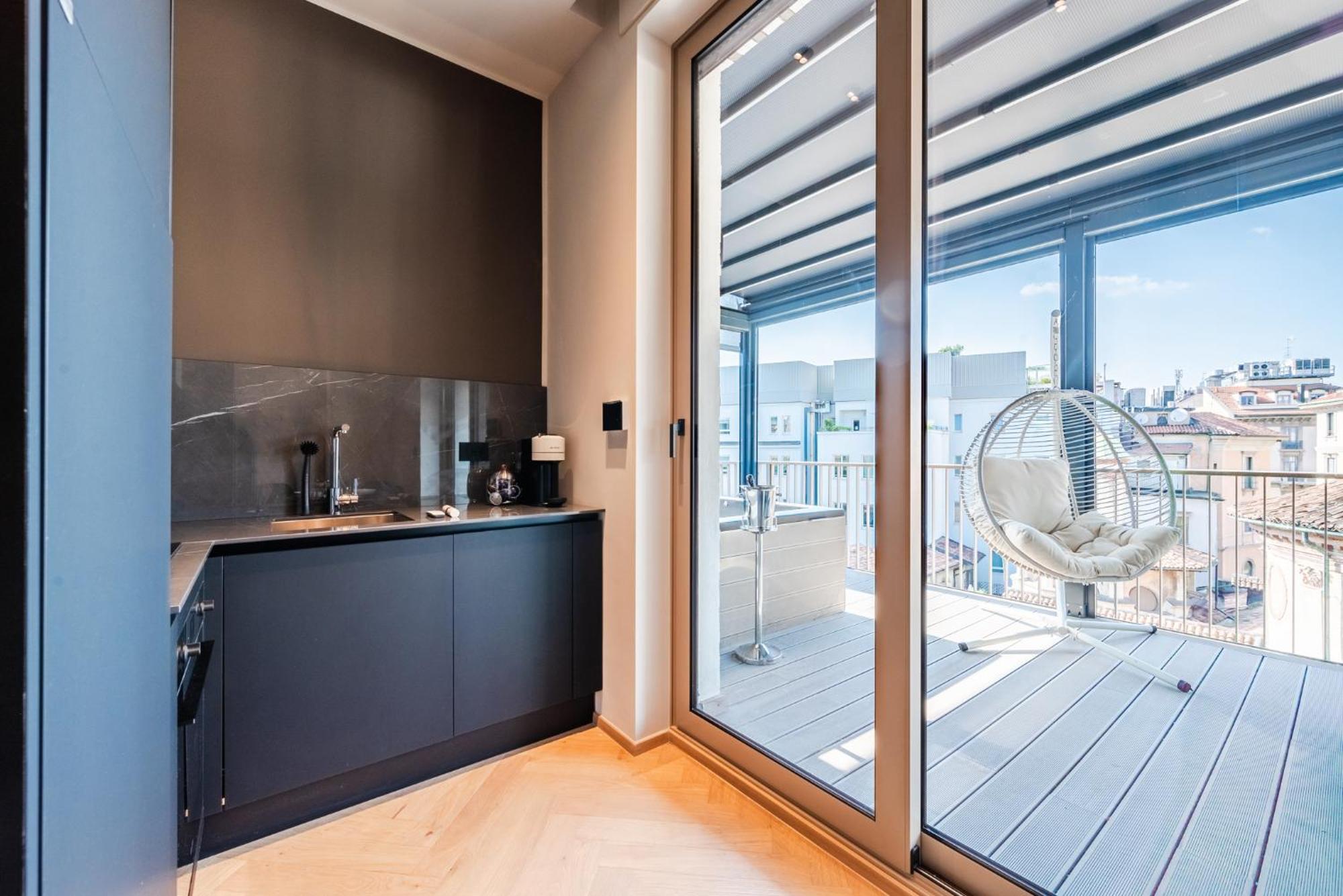 Terrazza Con Jacuzzi E Vista Iconica Sul Duomo Mailand