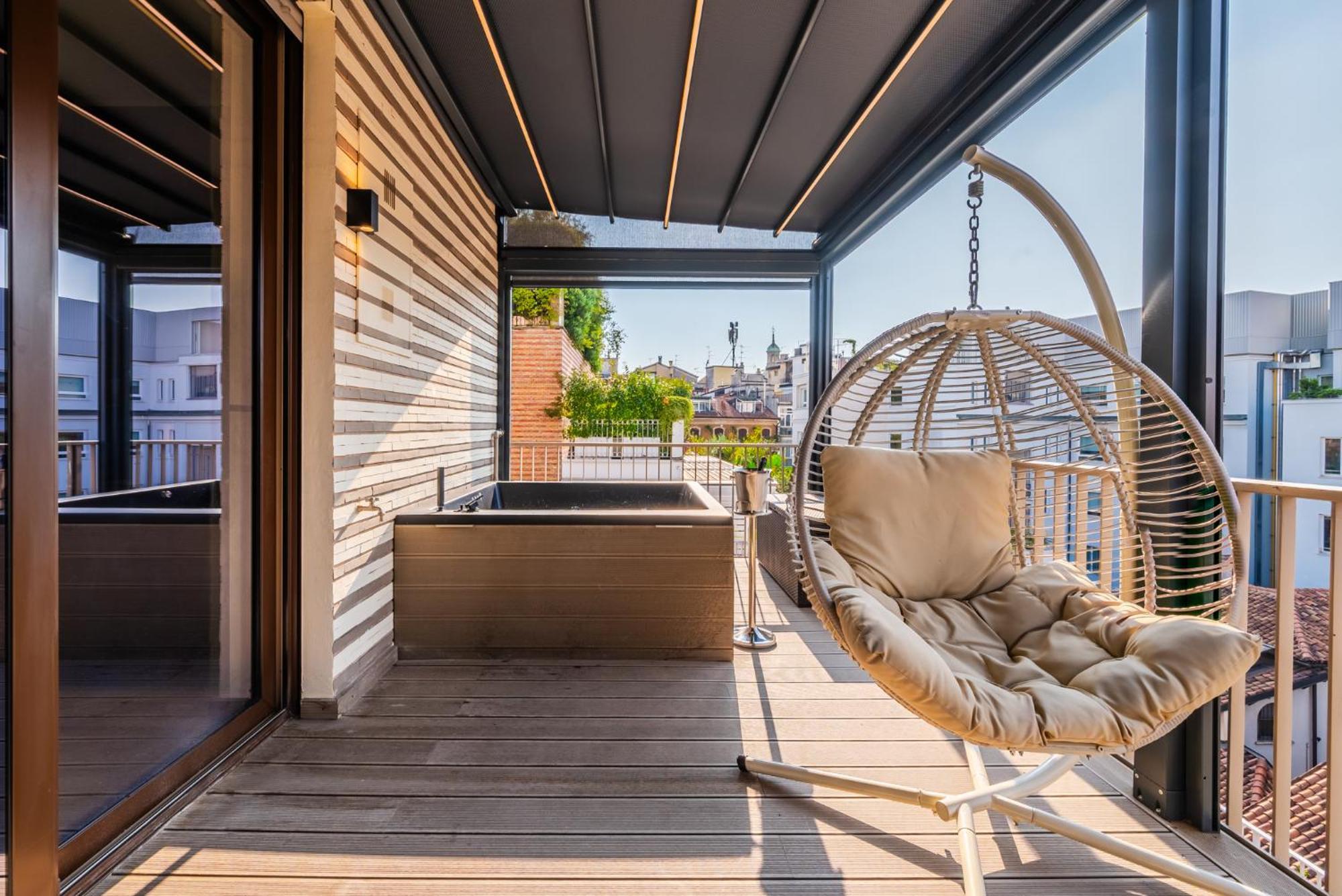 Terrazza Con Jacuzzi E Vista Iconica Sul Duomo Mailand