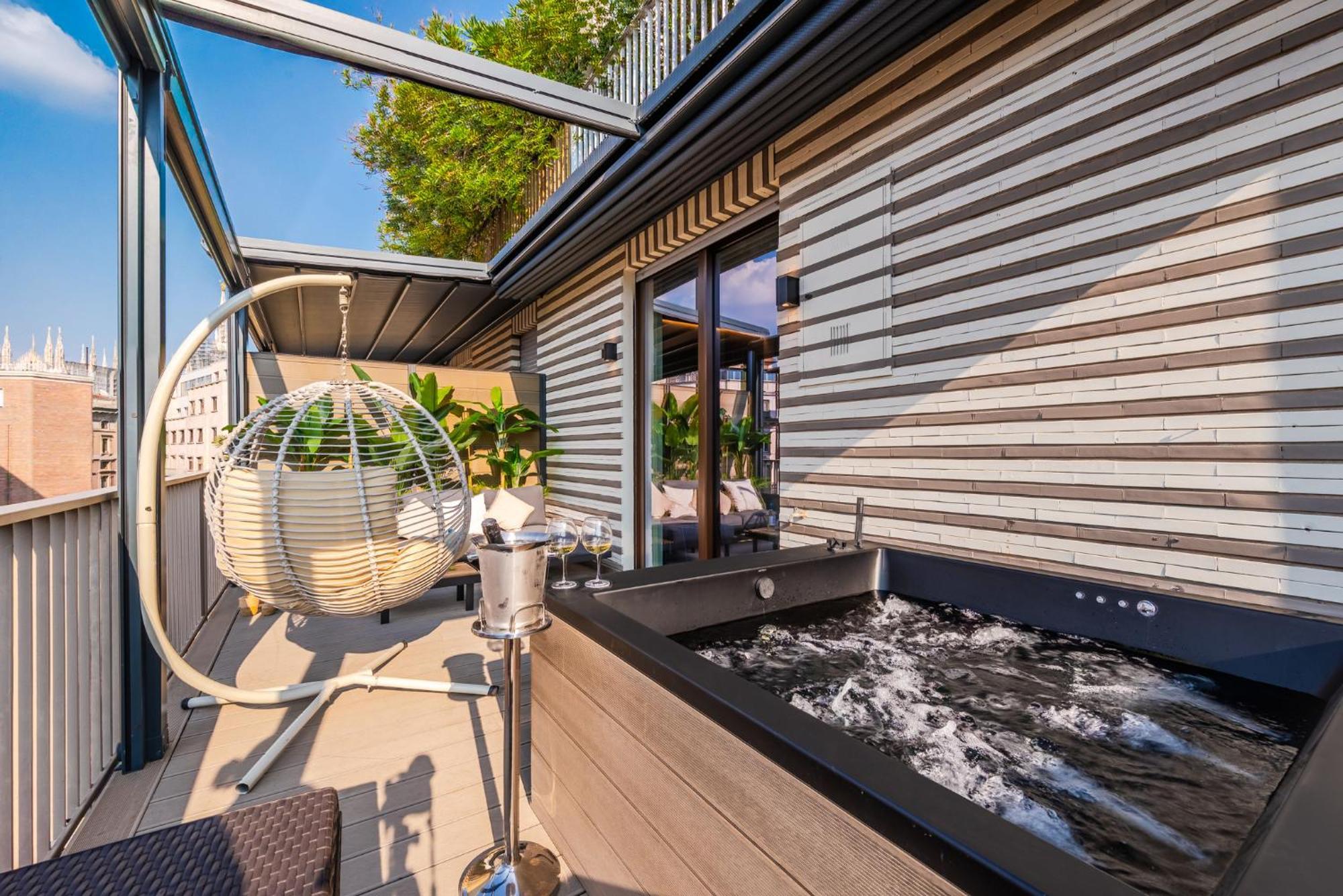Terrazza Con Jacuzzi E Vista Iconica Sul Duomo Mailand
