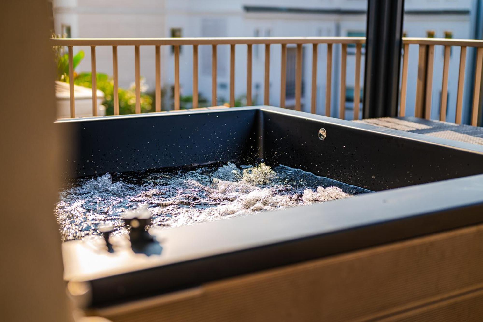 Terrazza Con Jacuzzi E Vista Iconica Sul Duomo